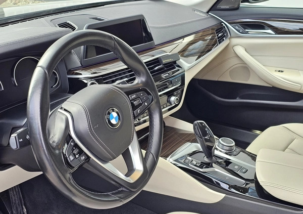 BMW Seria 5 cena 134900 przebieg: 99000, rok produkcji 2019 z Gdańsk małe 211